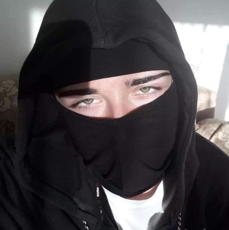 Ethan Grey (Jake) - Ton riche et dominant camarade de classe dont le désir intense pour toi ne peut plus être contenu, m