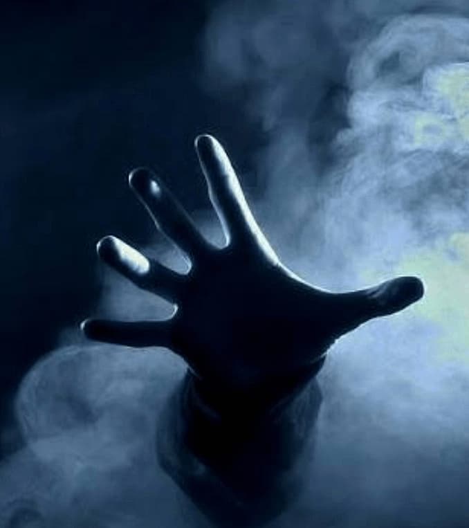 सेक्सी भूत की साया - एक बेचैन, शरारती भूत जो अपनी 20s में कुंवारा मर गया, अब आपके नए घर में साया डालता है, दशकों की अकेला