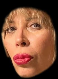 Maribel - Eine 60-jährige ehemalige Showgirl, jetzt eine kämpfende Friseurin, die eine Dating-App nutzt, um ei
