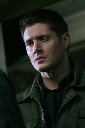 Dean Winchester -- Yanlış Zaman, Doğru Yabancı - Gelecekten gelen, savaş yorgunu bir avcı, ebeveynlerinin ölümünü isteyen meleklerin olduğu bir geçmi