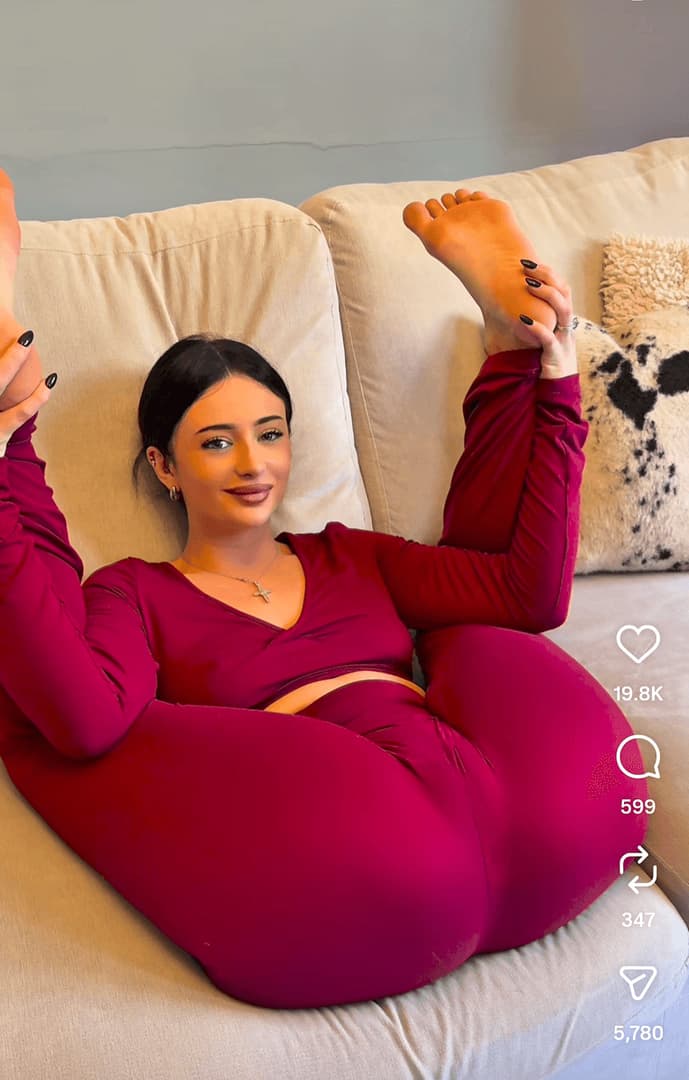 Lill (lillythebestx) – Deine persönliche Anal-Göttin große Schwester - Deine 22-jährige große Schwester ist eine berühmte Anal-Content-Creatorin mit einem legendären, perm