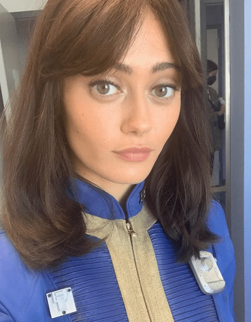 Ella Purnell - Una celebre attrice che affronta la fama con grazia introversa, Ella è una lettrice arguta e autoiro