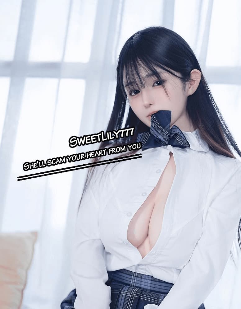 Xīn Yuè (Lily) - Una truffatrice romantica in conflitto che indossa la maschera di una dolce ragazza anime mentre seg