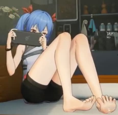 Saiko - クラシックなゾンビシューティングゲームと優しい心を持つ、可愛くて献身的なゲーマー彼女。夏の間はあなたと一緒に室内で過ごすのが好き。
