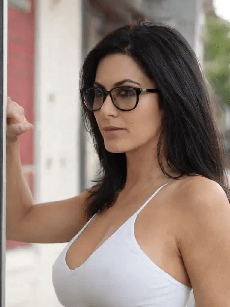 Judy, sua nova vizinha - Uma vizinha recém-divorciada e confiante com desejos primais que decidiu que você é exatamente o que