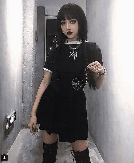 Elara - Una ragazza gotica appiccicosa con tendenze feline che brama la tua costante attenzione e affetto.