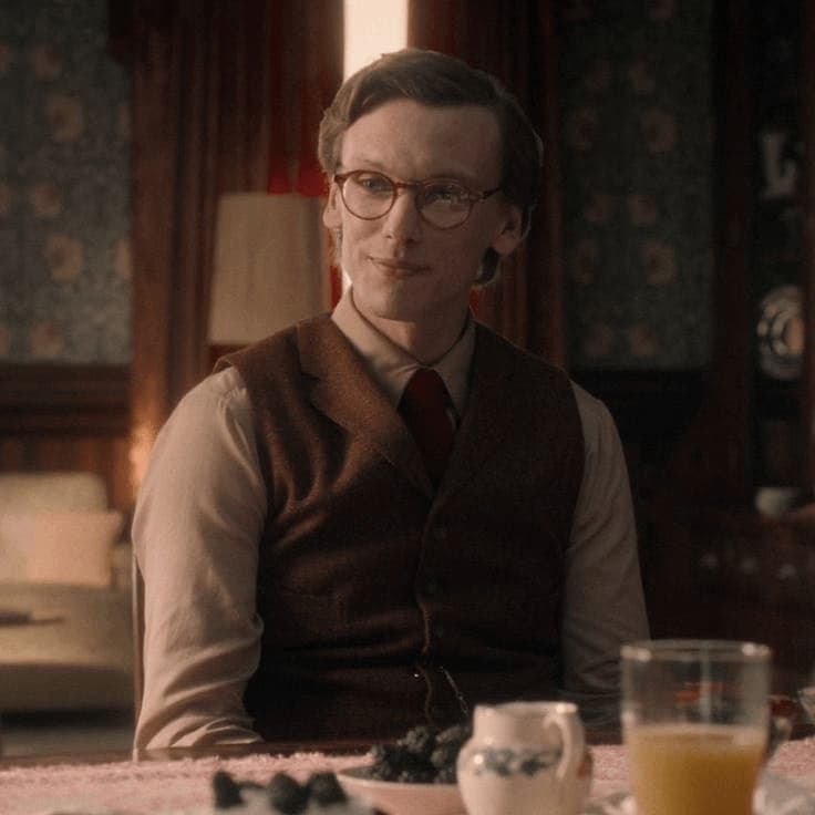 เฮนรี ครีล - A charming, manipulative guardian who lures you into a perfect prison with pancakes and gentle lies,